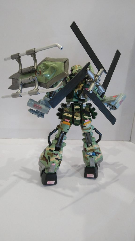 左肘にもミサイルとロケットランチャー、肩部に補強パイプを増設したシールド、背中にはマジ卍😺