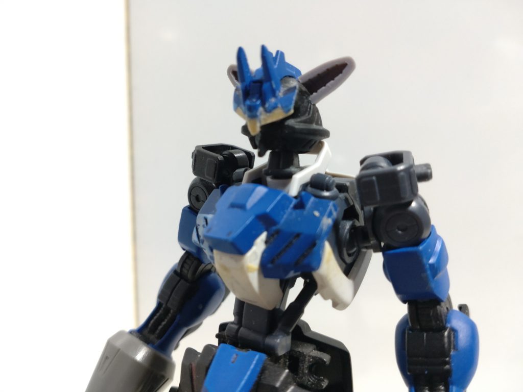 耳はアルスアースリーのライフルの先端をヴィダールの頭の形に合わせて削り接着角はのちにパテでマスクに形状変更しました。