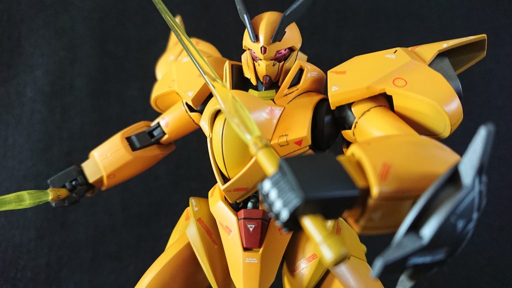 ツインアイの赤はメタリックカラーです。