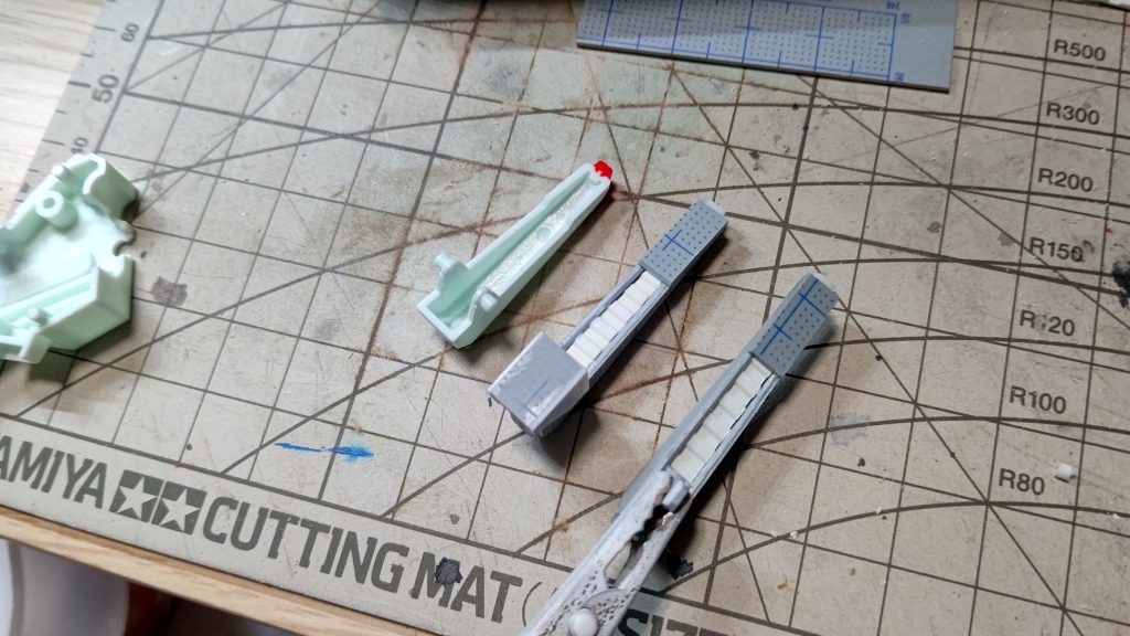 ももを延長したら膝アーマーが短いので作り直し