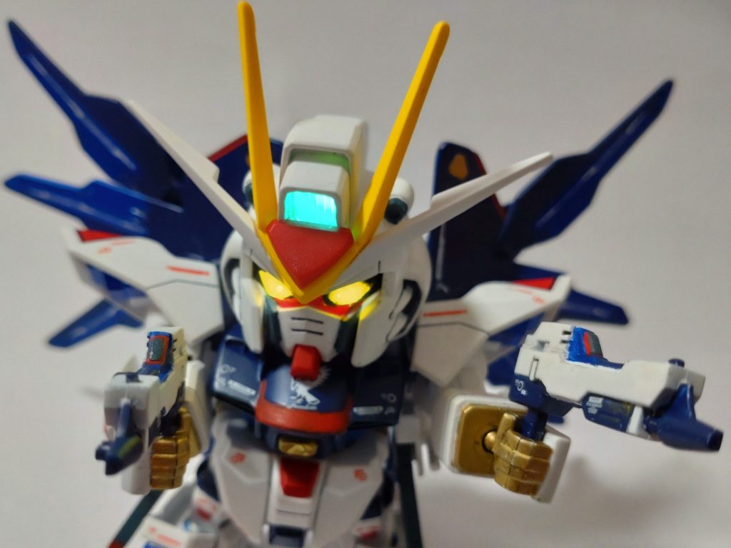 デュートリオンビーム部に1個、とメインカメラ部に2個LEDを入れてます。電源は電池ボックスを外に付けてます。