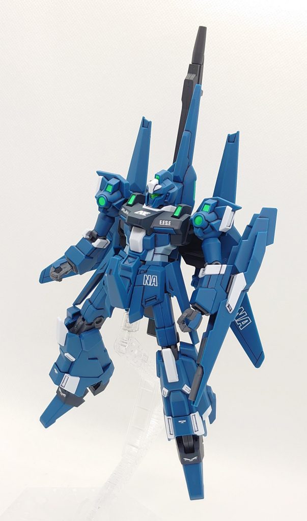 スミ入れ、デカール、トップコートのお手軽仕上げです。隊長機なのに武装少なくないですか…?ビームライフルの一丁くらいあってもいいような気がしました。