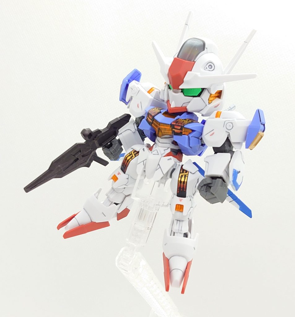 やはりEXスタンダートという事でシールに頼る色分けも非常に多いキットでした。自分の技量と相談しながら、シールと塗装を組み合わせて製作しました。スタイルは非常に良いSDという印象です。最初は勢いでシールドを切り刻み始めたのですが…なんとかまとまって良かったです(^^;)