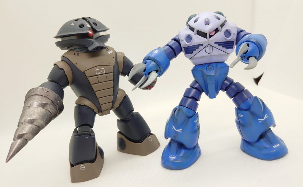 ズゴックと並べてみました。ボディがしっかりしている分、がっちりとした印象ですね。