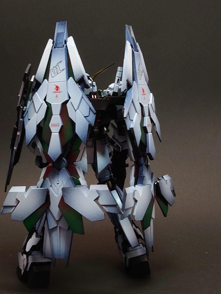 正面と背面からです。白装甲部分は黒下地にホワイトをグラデーション塗装しました。サイコフレーム部分は色々悩みましたが、グリーンとレッドのグラデーションをキャンディ塗装して、覚醒したユニコーンを表現してみました。(ちょっと気が早いクリスマスカラーみたいになってしまいました……)デカールは常備しているハイキューパーツさんの汎用デカールとガンダムデカールのUC汎用を使いました。どうしてもユニコーンマークは欲しかったです笑。