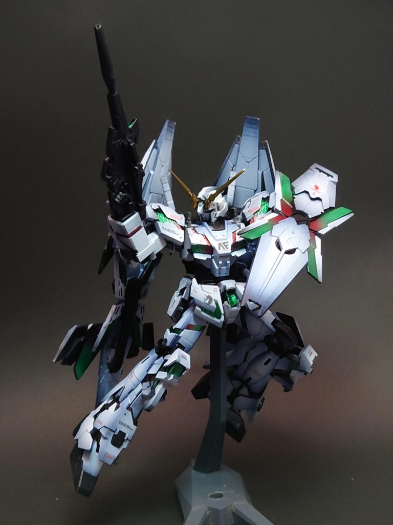 マグナムを構えて。ちょっと可動域が狭いのとアームドアーマーの干渉もあってポージングが難しい…カッコよくできるようにもっと練習しなきゃです。