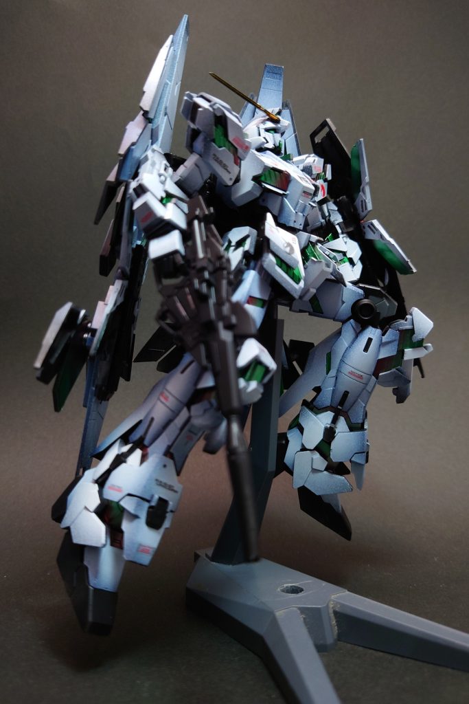 今回は、グラデーションでサイコフレームを塗装してみたのですが、結構うまくいってカッコよくできたかな〜と思えました。夏頃から頑張っていたグラデーションの成果が出ている気がしたので嬉しかったです。これからもがんばります!