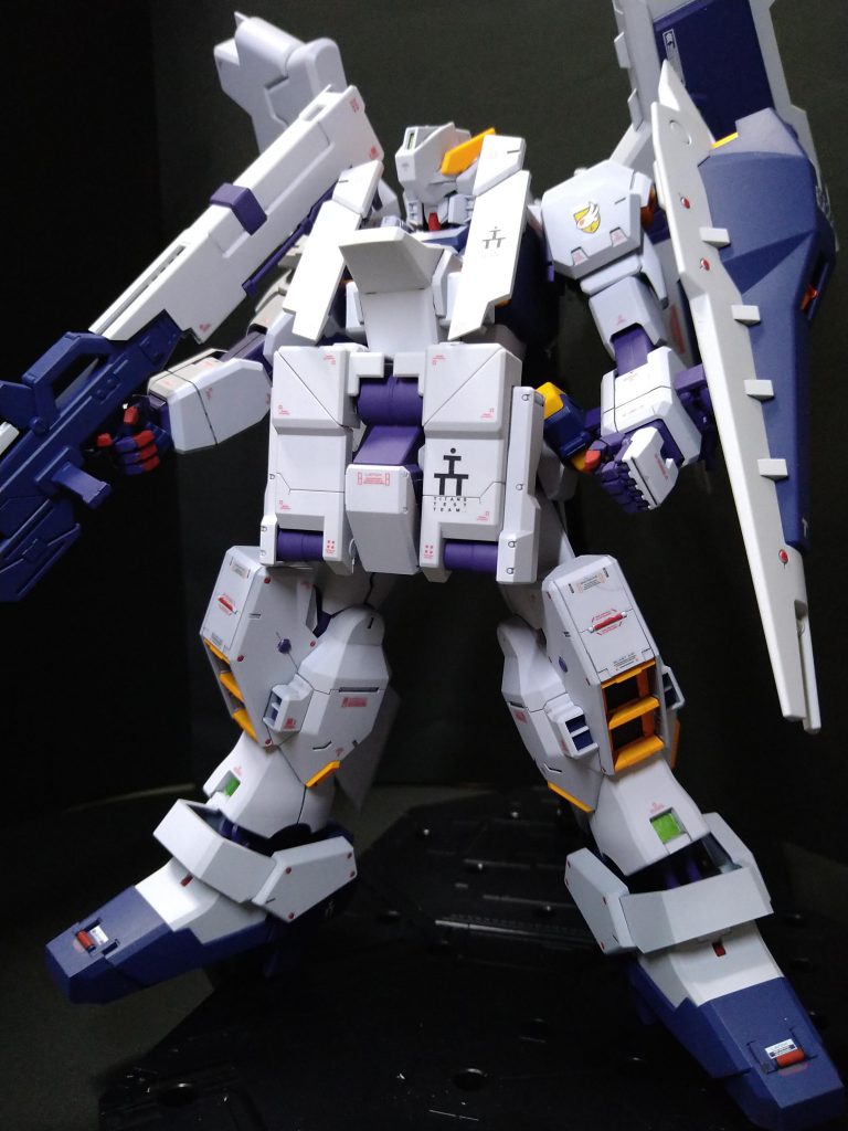カラーレシピ 下地:関節部→プライマー入りグレーサフそれ以外→ホワイトサフ白:ガンダムホワイト+紫極少々ボディー等紺色部:ティターンズブルー2イエロー:キアライエロー70%+蛍光レッド30%レッド:ハーマンレッド70%+蛍光レッド30%紫:パープル50%+メカサフヘビィ50%センサー類:メタリックイエローグリーン元キットの紺色のティターンズカラーを白くするのが中々大変でした。初めてMGの全塗装しましたが塗る面積多くて均一に塗るのが難しかったです。次はHGにします