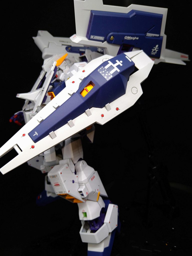 サイドショットです。膝装甲が、スミ入れでヒビがー