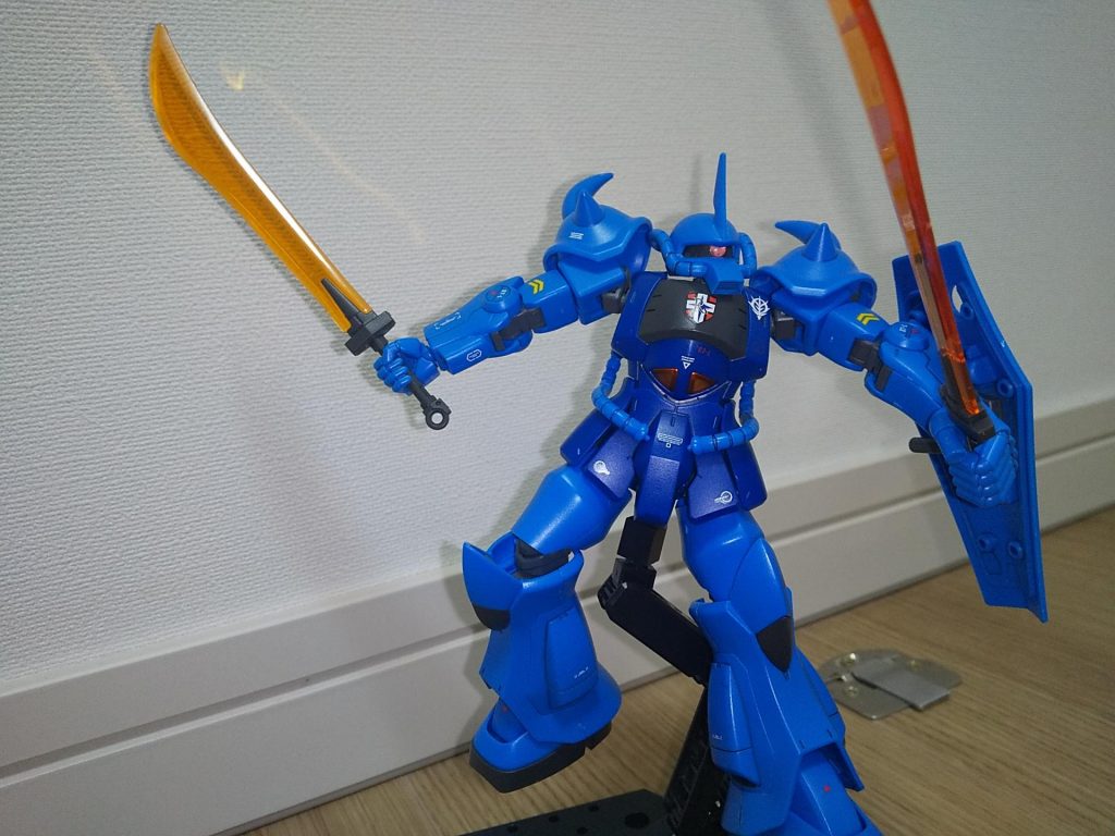 ヒートサーベル二刀流。モノアイの裏は銀(ガンダムマーカーEX・シャインシルバー)で塗ってます。
