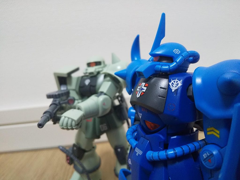 暗い方の青に赤のデカールを貼っているのですが、あまり目立ちませんね。明るい方の青はきちんと見えますが(肘部)。