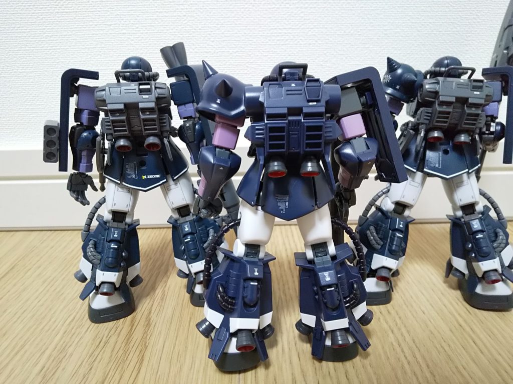 R型ザクといえばバックショットですね。バックパックの形状がオリジン版とは違いますね。