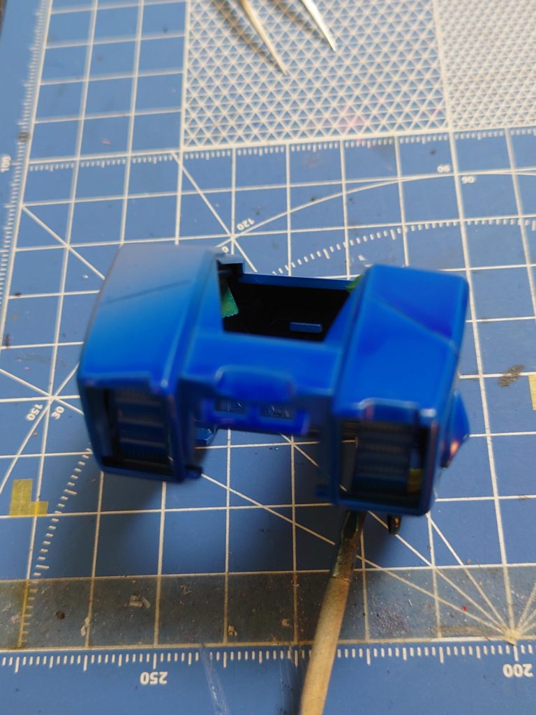 実は今回新たなるチャレンジで、薄いブルーで塗装したあとに、クリアブルーで右下から左上にかけてグラデーションがかかるように塗装してみました