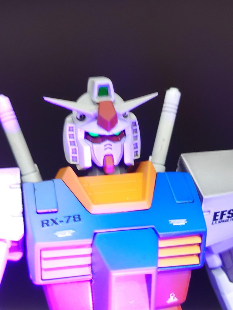 ツインアイは、蛍光グリーンで塗装したので、ブラックライトでビコーン！！します