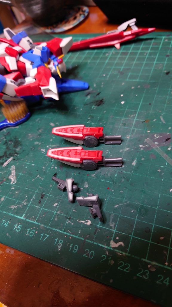 フレームや足裏の肉抜き穴をシアノンで埋めて整形してます。