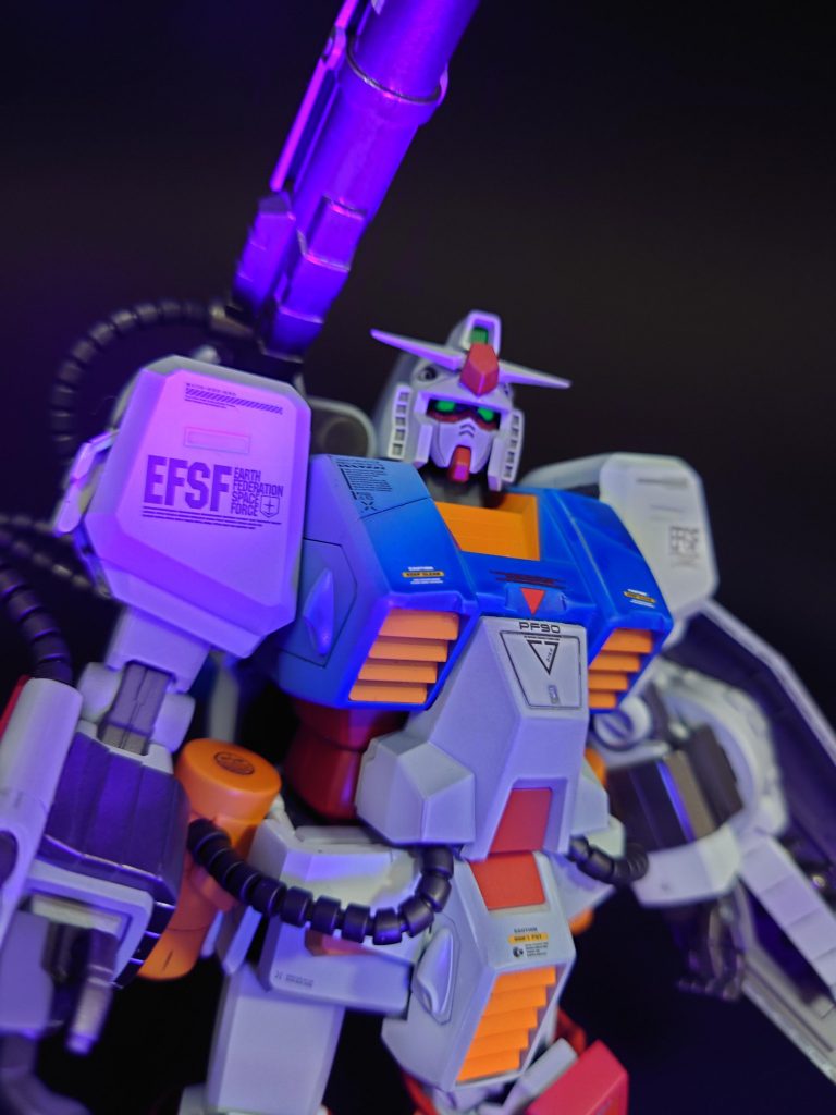 ツインアイは蛍光グリーンで塗装したのでブラックライトで、ビコーンって光ります(笑)