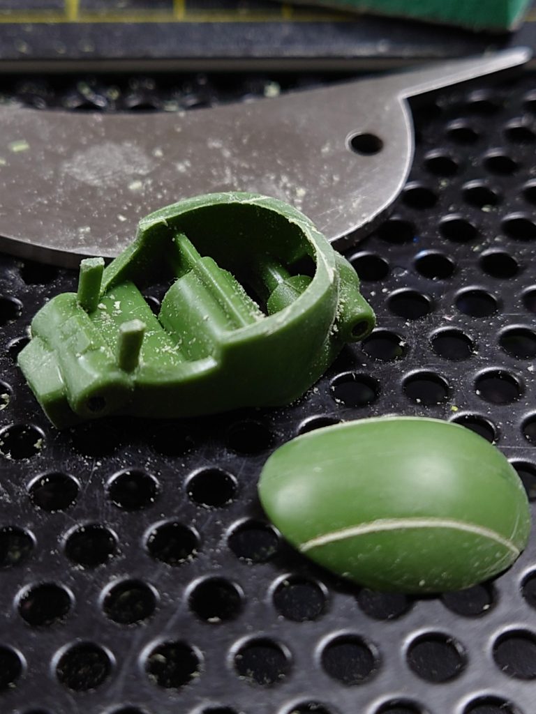 上下でぶった切って、接着してモノアイレールはめ込む工作しました。