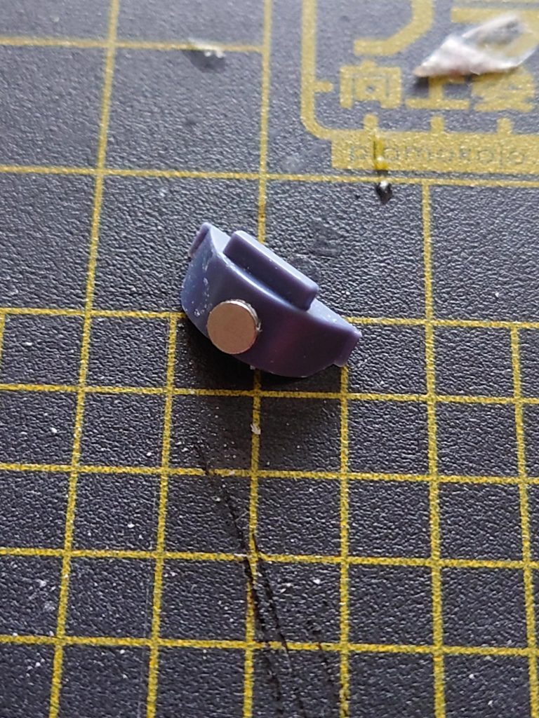 実はこのモノアイ ネオジム磁石を蛍光ピンクで塗ったので、自由自在に動きます