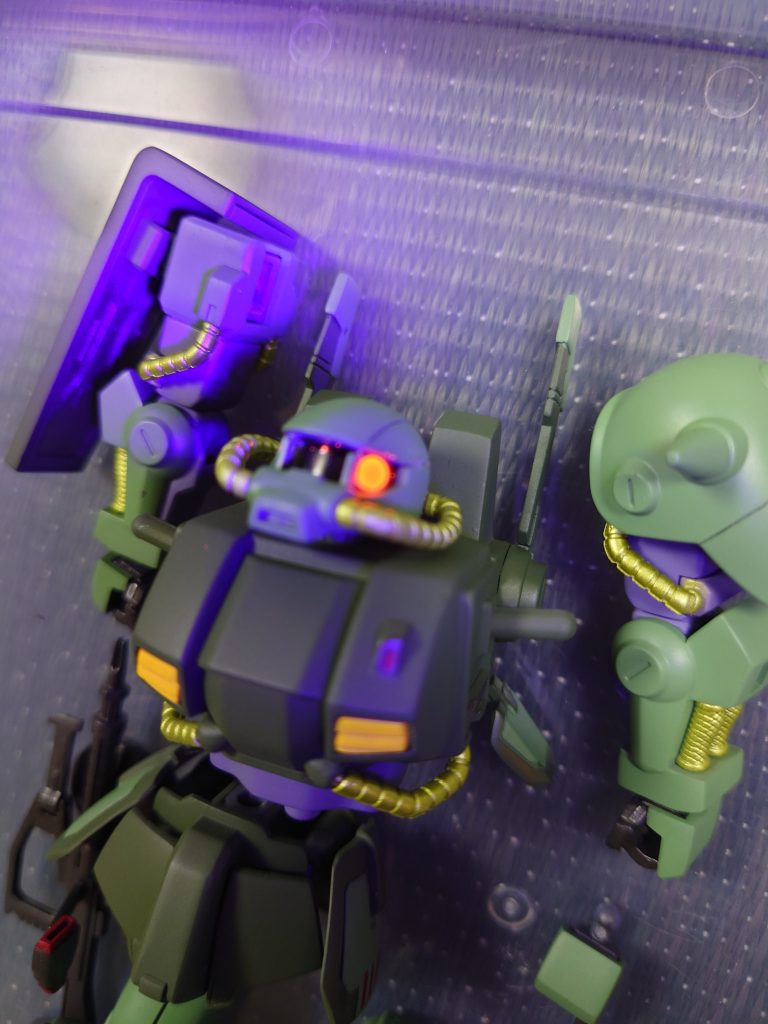 モノアイは、蛍光ピンクで塗装したのでブラックライトでビコーンしちゃいます