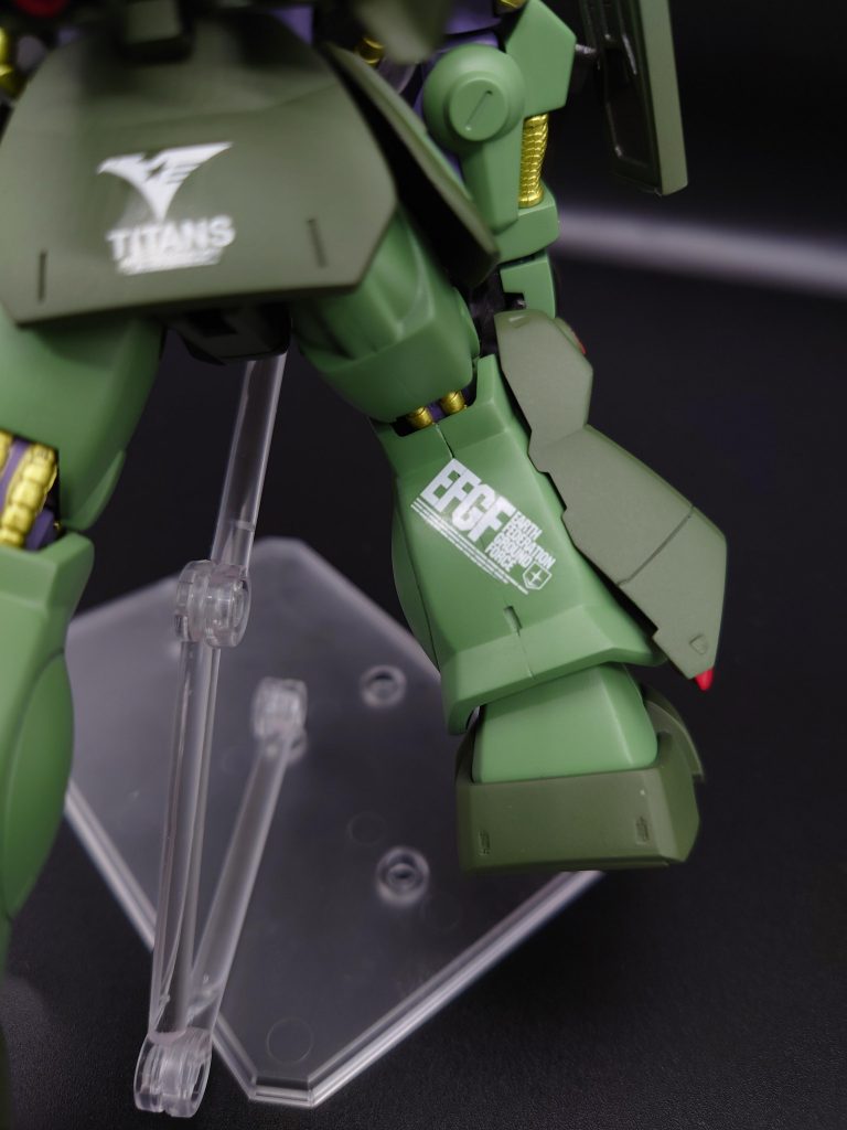 仕方ないのでデッカイデカール貼って合わせ目誤魔化しちゃいました(笑)