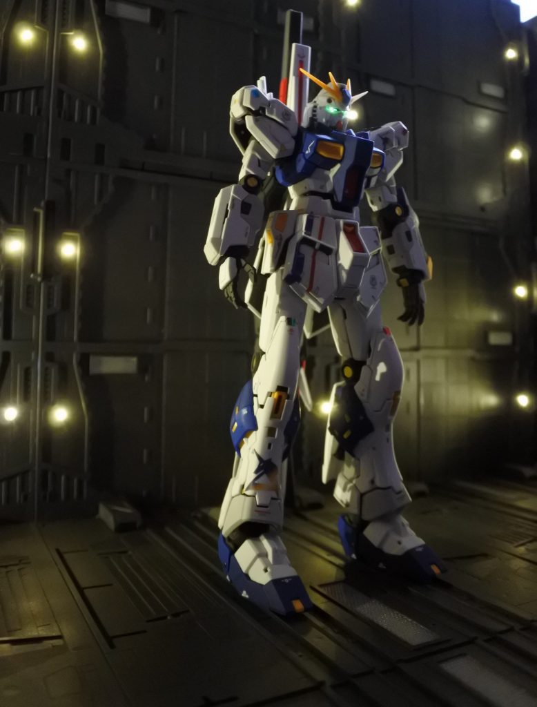 初めてRGシリーズを作りました。パーツが小さくて大変でした。成形色は青、黄が明るめで強いです。アレックスが撃破されてなかったらこんなνガンダムになってたのかな。