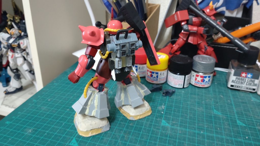 で、ドムの足を100均のエポキシパテでコピー。パーツ取りする勇気がありません。そもそもジャンクパーツから作ってるので。