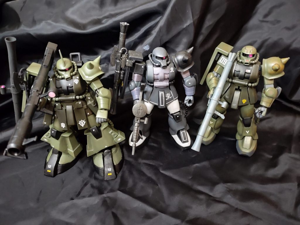 仲間のザクたちと。