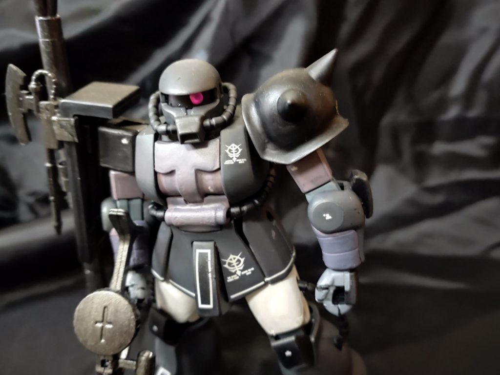 モノアイは100円均のデコシールで。