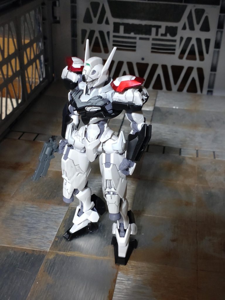  肩パーツの取付位置を変更してパトライトをイメージしました銃だけはどうにもならなかったので30MMのウェポンセットから