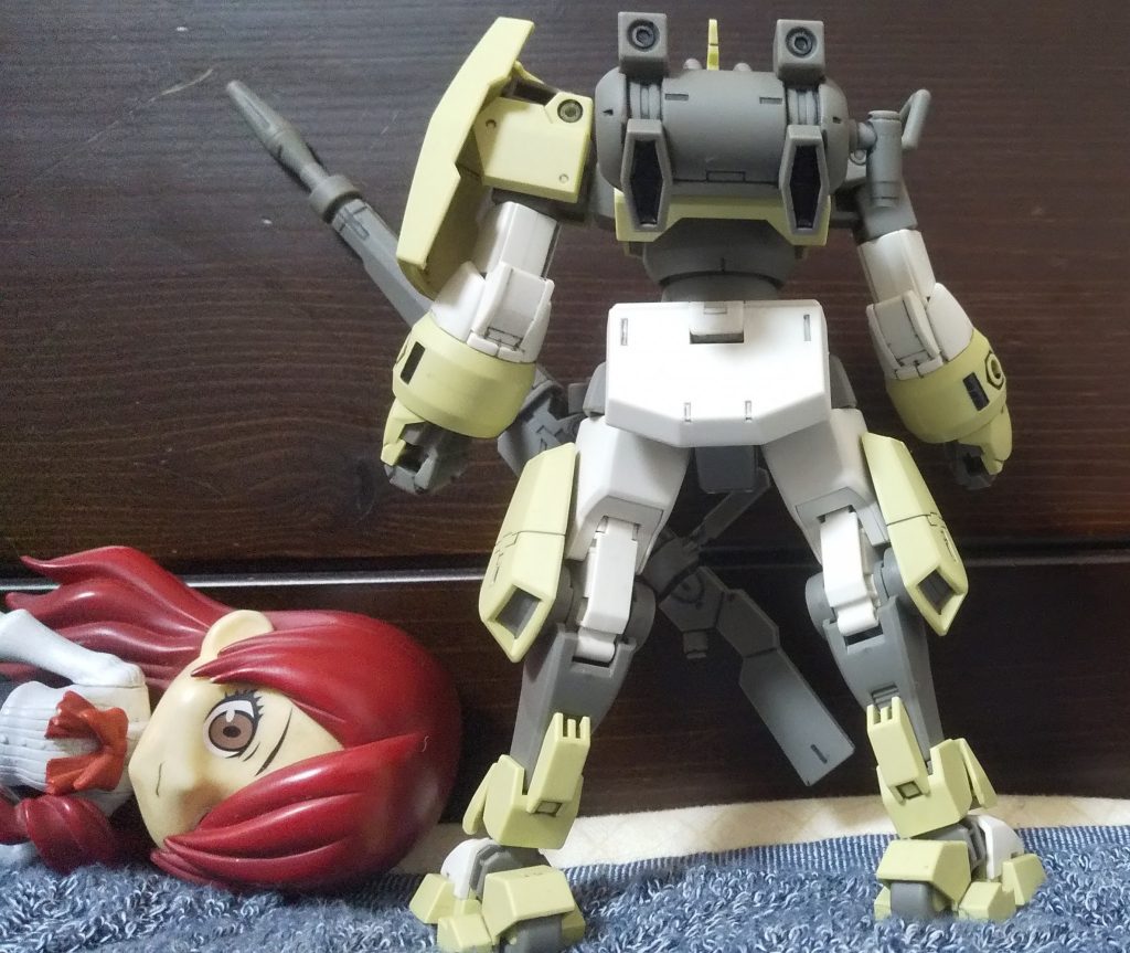 :後ろだ。色分けされてない部分は、両足の裏のローラータイヤ、ランドセルのバーニア内部、両腕外側の溝内、胸部バルカン砲(?)だ。