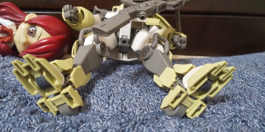 :爪先のローラータイヤに部分塗りは少々大変で、曲面部分は綺麗にするのは難しいな…💦