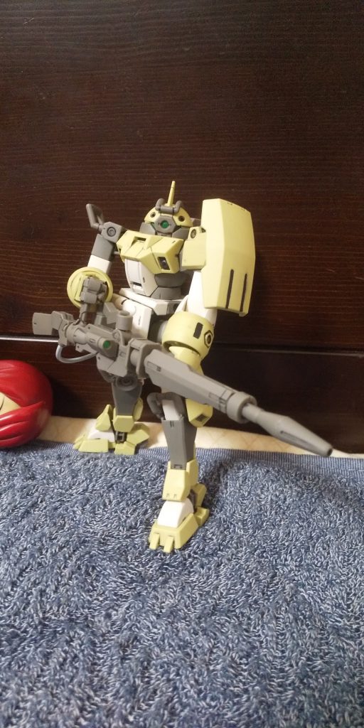 :武装は大型ビームライフル、頭部バルカン、胸部バルカン(?)だ。近接装備類がないな…?