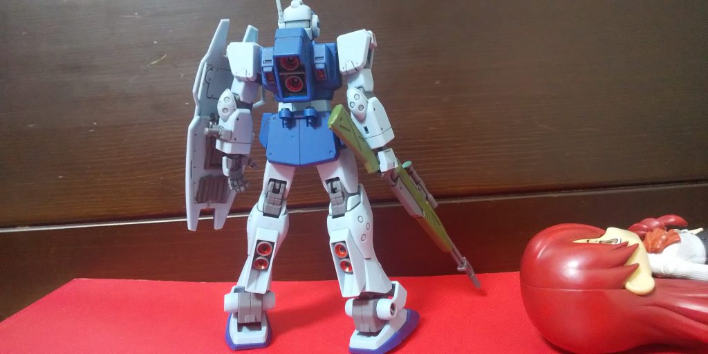 :後ろだ。色分けされてない部分は、両肩外側のダクト、両膝のダクト内、両足の裏、各バーニア内部、スナイパーの持ち手周り、首周りの左右の長方形内、シールドの裏面&マガジン等だ。