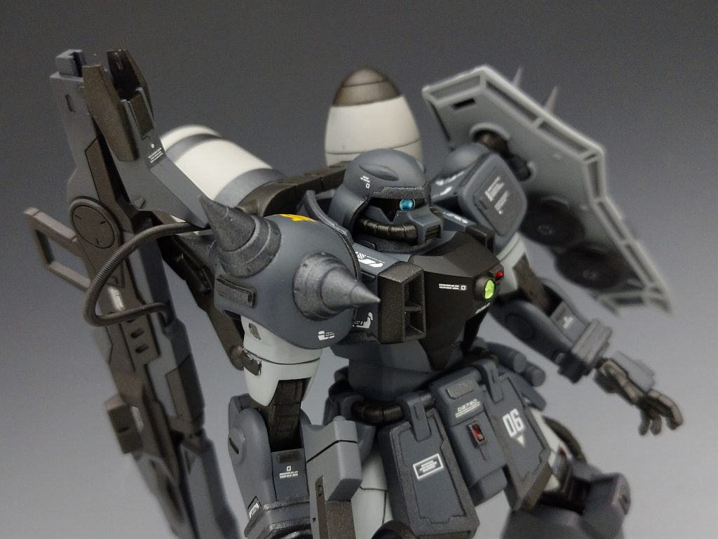 胸や股間の四角いセンサーはWAVEの長方形バーニアにメタルシールとクリアレジン流し込みです。また少しビルダーパーツも使用しています。ビルダーパーツって案外使い勝手悪いですがHGサイズだからでしょうか？