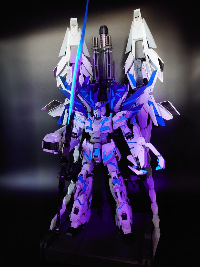 サイコフレームはLEDだとアームドアーマーが発光しなくて中途半端になってしまうので塗装後ガイアノーツの蛍光クリアーを吹いてUVライトで発光するようにしました。ジャベリンエフェクトは力尽きてしまったので無塗装です最後まで見ていただきありがとうございます