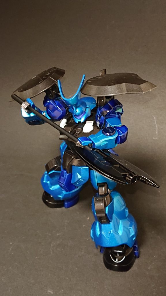 スプレー塗装完了直後。よく考えられたパーツ割で、ゴツゴツした重モビルスーツなのに可動性が高いです。特徴的な大型ヒートアックスもしっかり保持できます。さすが最新キット!