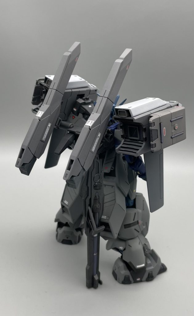 元々のアシンメトリーな感じもカッコ良いけど、両肩にゴツいミサイルユニットしょってる姿はやっぱ正義だよね!って事でこんな形になりました😅