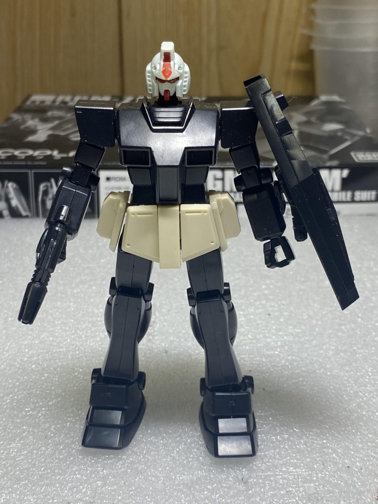 ベースはエコプラのジム　頭部はエントリーグレードのガンダム　腰回りは旧HGの陸戦型ジム