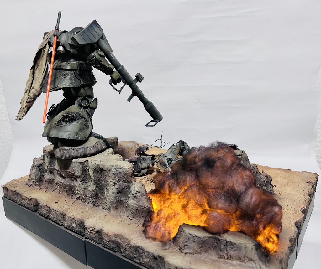 機動戦士ガンダム MG 1/100 MS-09ドムVS RGM-79 ジム  ウェザリング改修塗装済み完成品LED台座付き–4枚目/制作者：H4co Y