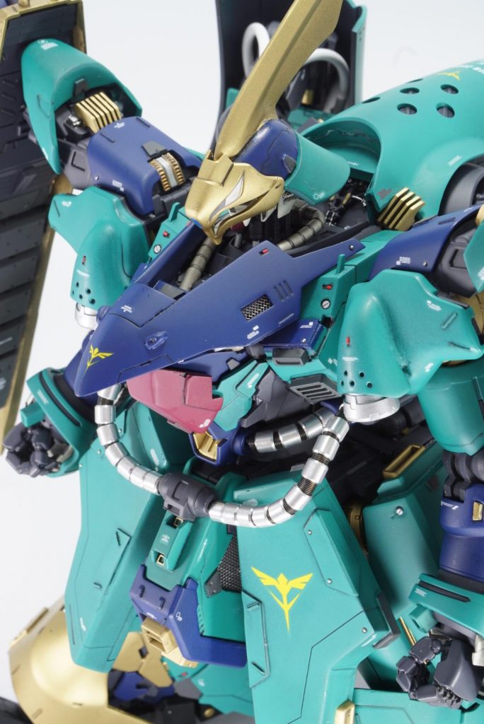 ヤクトドーガ のマスクの下はガンダムフェイスです。サンダーボルトで少し出てきた考え方ですが、ガンダムの強さにあやかって、形だけでもガンダム顔にしたMSの設計が流行り、この機体もその一つという設定です。そんな機体をネオジオンが作るわけない!とかの苦情は無しでお願いします💦