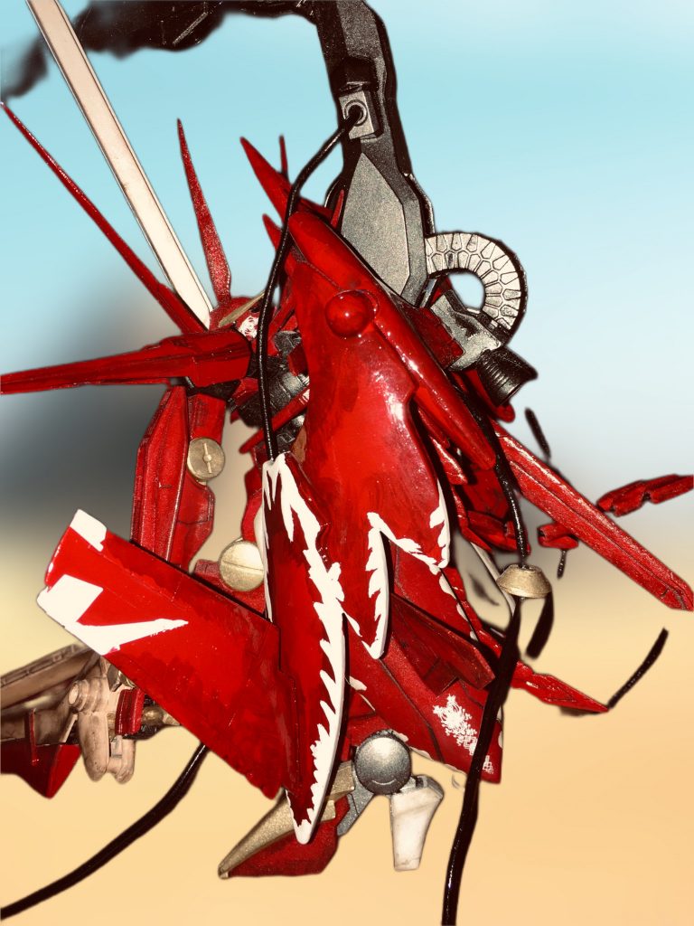 顔にもよく分からない巨大な角を生やしてましたね。コンセプトが迷走してた頃の作品です。永野護先生っぽい雰囲気を出したかったのかもしれません。この後焔星イェンシーをミキシングしましたが、当時それっぽい雰囲気を色やディテールで出したかったような気がします。アーマー類も各所尖らせてます。