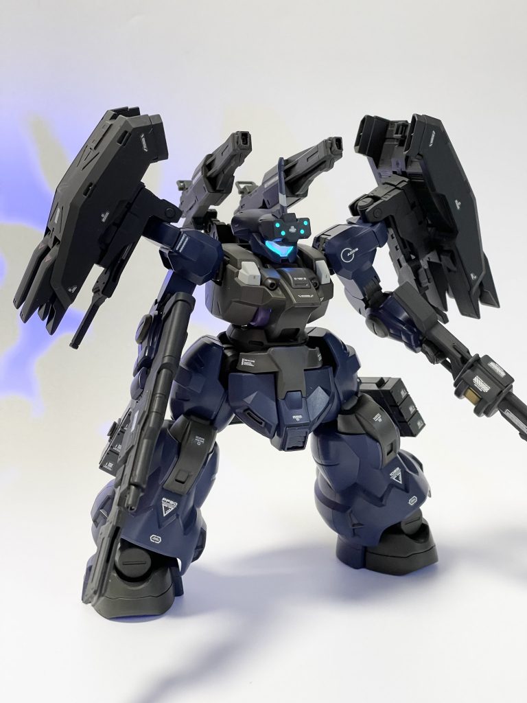 フロントビュー。本体色はガイアノーツのバーチャロンカラーのマーズダークブルーカラーバランス的にもっと白が欲しかったので、アンテナに入れたホワイトがチャームポイントデカールもほぼ全部白系統です