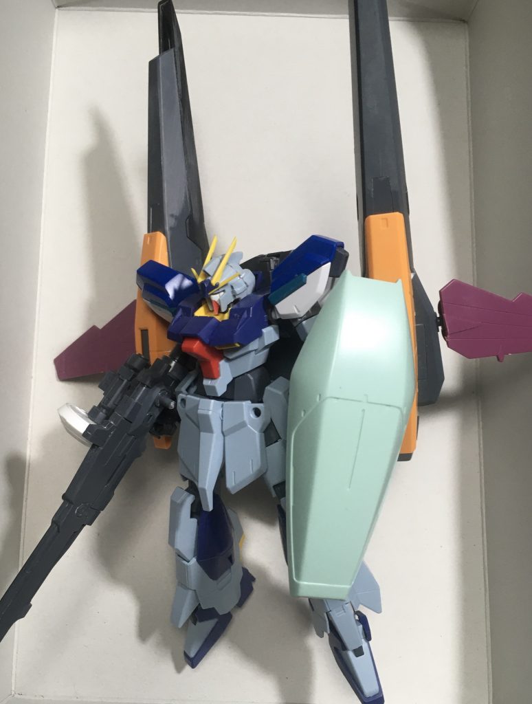 リガズィに寄せて改造。肩ウィンダム、顔とBWSはハルートを用いています。羽はBB戦士ジャスティスガンダムから。シールドは旧キットリガズィ、ライフルはデルタカイの余剰パーツにグリップをつけたものです。今回もお手軽小改造でエアブラシでの黒立ち上げ塗装の練習です。