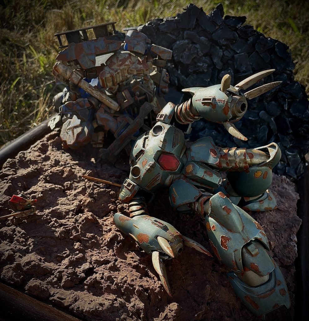 外で撮ってみたり。外で撮影するの恥ずくてささっと撮って逃げ帰ってきたのであんまちゃんと撮れませんでした。この作品のコンセプトは、用済みになってジャンク山に捨てられて俺はまだやれるぞー！みたいな感じのまま固まって死んでるズゴッグEくん、みたいなイメージです。ジャンク山はジャンクパーツの処分も含めてテキトーにかき集めました。メインとなってるのはガンダムアスタロトリナシメントで、ズゴッグEとは世界観が違いますが、許してくだせぇ。