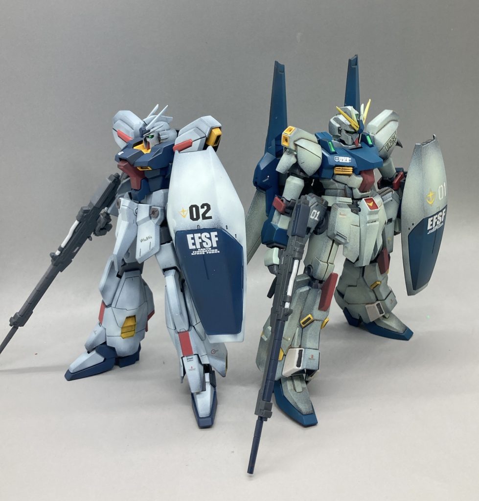 リガズィの系譜オリジナル機同士でパシャリ。https://gumpla.jp/hg/1195671配色はどちらもリガズィを元ネタにしています。逆シャア劇中では、リガズィは明るいところだと緑に、暗いところだと青に映ってます。今作は青い時のカラーを、リガズィカスタムイメージモデルでは緑のカラーを採用しました。以降はPhoto roomで作った合成写真です。