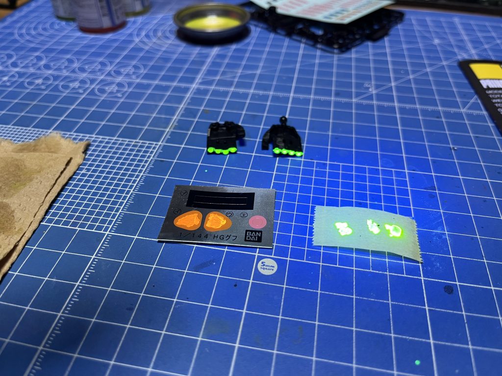 蛍光筆塗りはこんな感じ。ワンポイントのネコマークはネイル用品で探しました。胸の三角はステッカーに直接塗ってますw鹵獲部隊ということで武器は電撃スタン仕様という設定です(*´꒳`*)