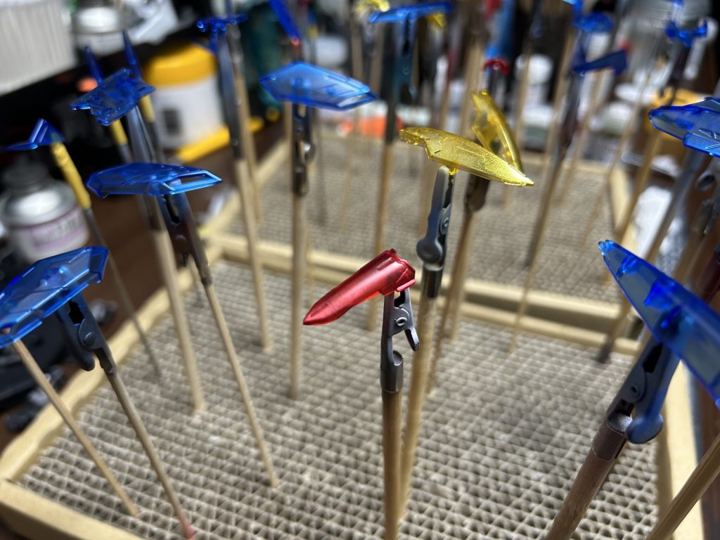 カラークリアパーツにはガイアのプライマリーメタリックを吹いてます。やや薄め、メタリックの下地透けを活かしてちゃんとクリアーパーツとして見えるはず。