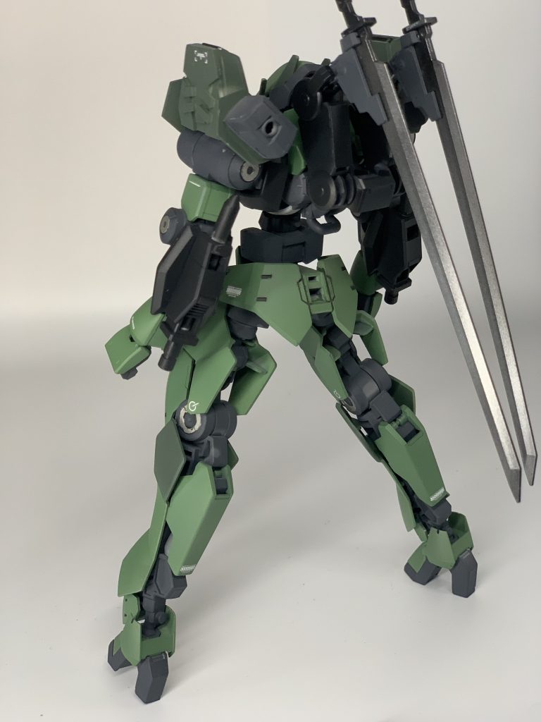 背面にはナノラミネートソードを2本副兵装としてマウントしています。