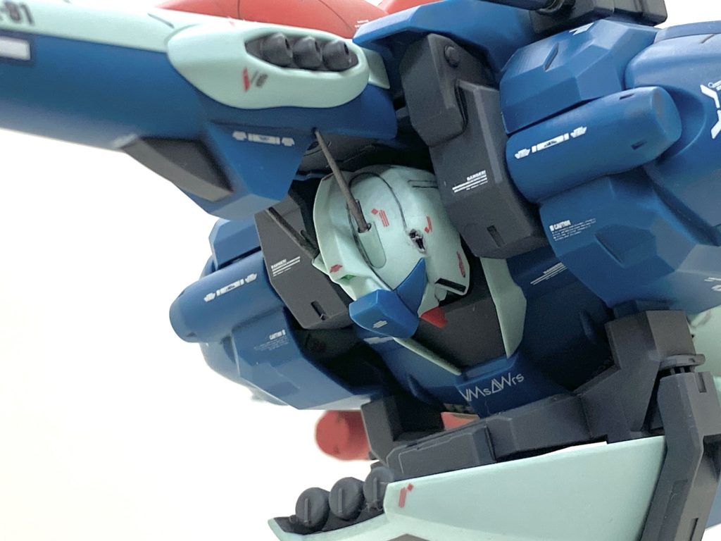 HGUCのは頭が小さめなのでバランスが良いと思います。下から見るこの位置はメカメカしくて素敵です・・・アンテナをメタリックに塗ったのは曲がって白化した為で塗装で誤魔化しました(汗)。