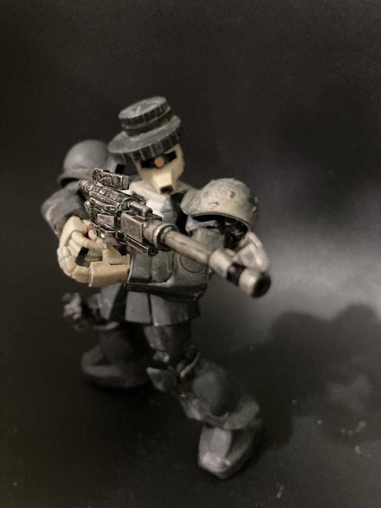 過去いくつもHGや旧キットでザクを作りましたがザクマシンガンはナゼか持たせなかった為、余っていましたww